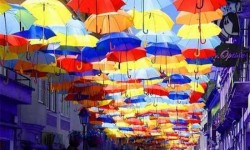 Varázslatos fotók, esernyők az égbolton Portugáliában