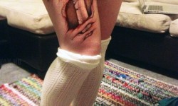 Egy lány brutális tetoválása