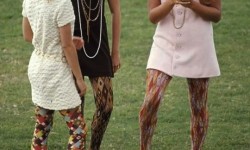 Az 1960-as években ilyenek voltak a tinilányok iskolába járó ruhái