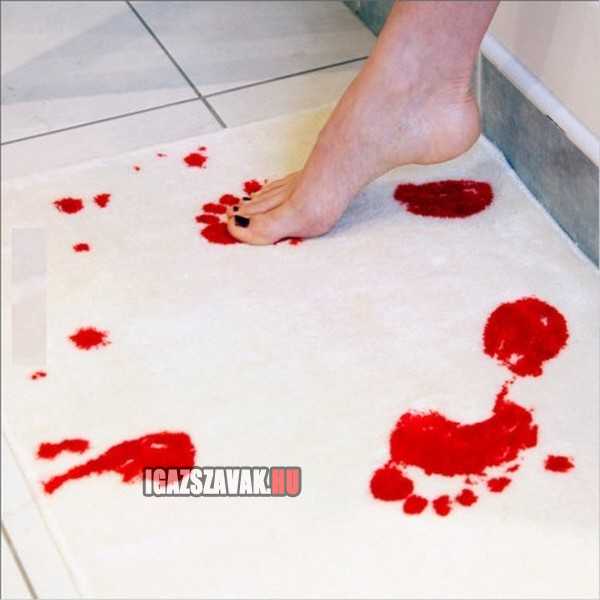 fürdőszoba szőnyeg ami vizzel érintkezve vörösre változik