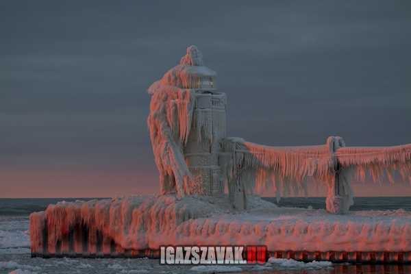 világítótorony a jég fogságában a Michigan tónál