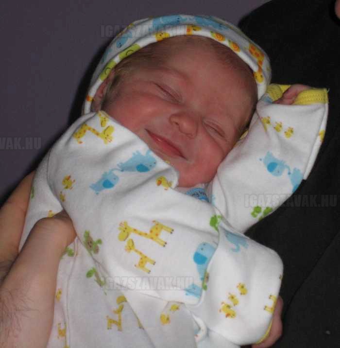 egy újszülött baba mosolya a legszebb a világon