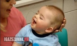 A 8 hónapos baba először hallja anyukája hangját