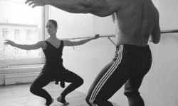 Arnold Schwarzenegger klasszikus balett órát vesz, hogy javítsa mozgását