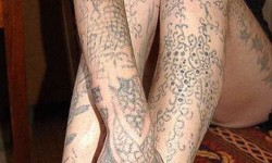 Egy lány aki saját magát tetováltatta ki egy varrótűvel