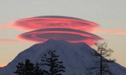 Szép lentikuláris felhők a Mount Rainer tűzhányó felett