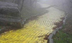 Hátborzongató fotó egy elhagyott sárga köves útról.