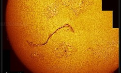 Hatalmas csík a Napon – veszélyben a Föld ?