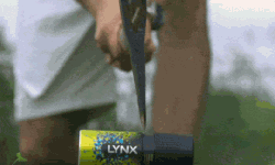 Egy AXE dezodor szétvágása fejszével, lassítva.