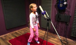 5 éves orosz kislány d&b-re énekel!